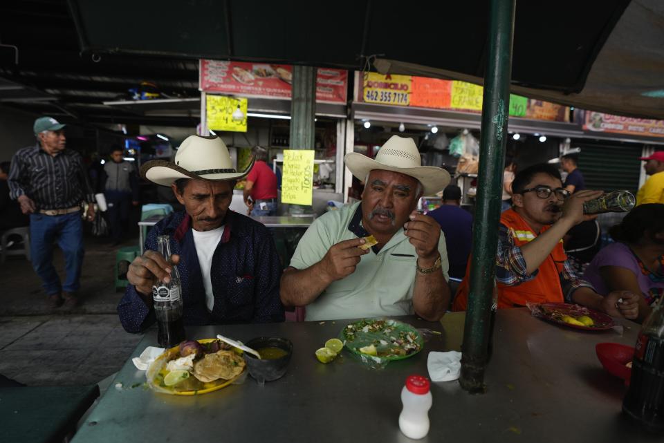 Residentes desayunan en Irapuato, México, el viernes 1 de marzo de 2024. La candidata presidencial Xóchitl Gálvez eligió a Irapuato para el acto inaugural de su campaña el viernes, de cara a las elecciones generales del 2 de junio. (AP Foto/Fernando Llano)