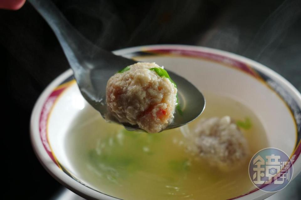 「蝦肉丸湯」吃得到用蝦漿、蝦仁做成的蝦丸，以及手切肉和魚漿打成的肉丸。（20元／碗）