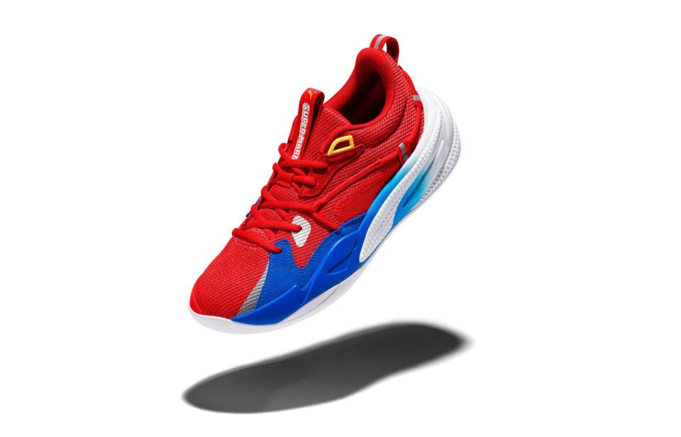 2020: Pünktlich zum Jubiläum kommt der RS-Dreamer Super Mario 64 Basketballschuh von Puma. "Nenne eine größere Legende als Mario - es gibt keine", schreibt der Sportartikelhersteller schwärmerisch dazu. Die ikonische Farbgebung lässt Fans auch ohne Mario-Konterfei auf den ersten Blick erkennen, dass es sich um eine Hommage an ihn handelt. (Bild: Nintendo)