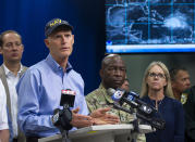 <p>Der Republikaner Rick Scott, Gouverneur des Staates Florida, muss sich als Krisenmanager beweisen. Hier spricht er in Palm Beach bei einer Pressekonferenz und ruft alle Einwohner Floridas zur Evakuierung auf. Insgesamt 5,6 Millionen Menschen sind aufgefordert worden, sich in Sicherheit zu bringen. (Bild: Meghan Mccarthy/Palm Beach Post via ZUMA Wire/dpa) </p>