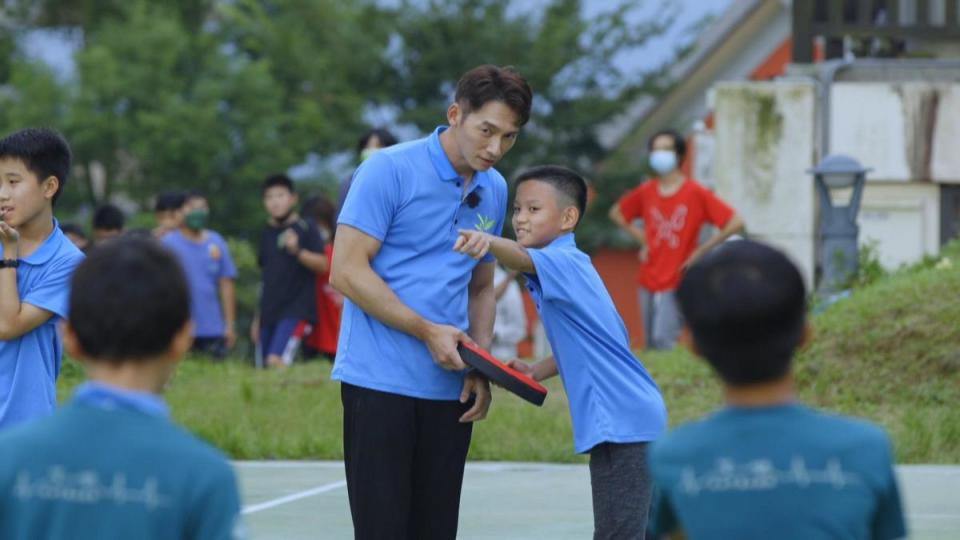 温昇豪雖像大叔，但他還是展現親切一面融合在同學群體生活中。（三立提供）