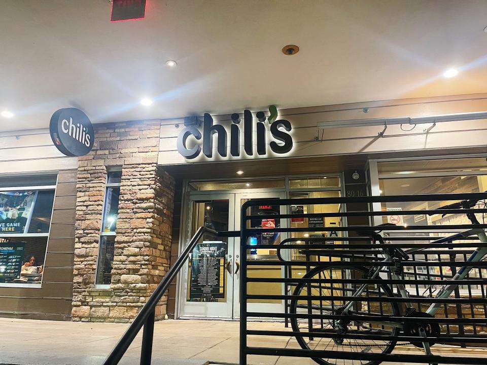 The outside of the Chili's restaurant.