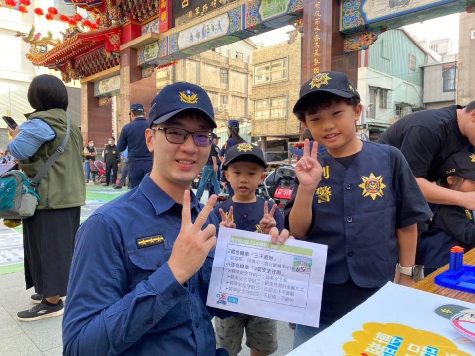 台中市警局一分局小小警察訓練班受歡迎，孩童結訓後，還獲得象徵通過嚴格訓練的「波麗士英雄徽章」（。圖：台中市一分局提供）
