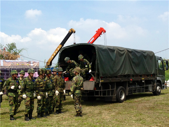 嘉義縣政府廿五日舉行災害防救演習，國軍預置兵力及協力民眾撤離等逼真的場景，展現專業的救災能力和機動力。（嘉義縣政府提供）