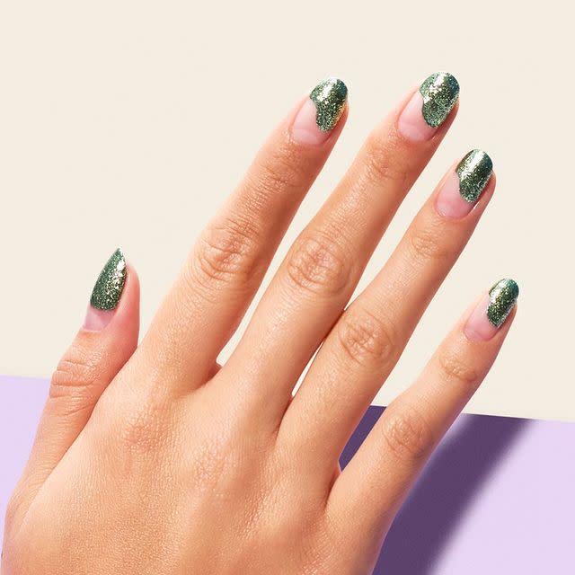 5) Saint Patrick’s Day Nails: This Glittery Mani