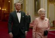 <p>2012 年，倫敦舉行奧運會，女王有份參與開幕禮創作影片的演出，她更與「特工占士邦」Daniel Craig 同場，成為一時佳話。 (Olympics)</p> 
