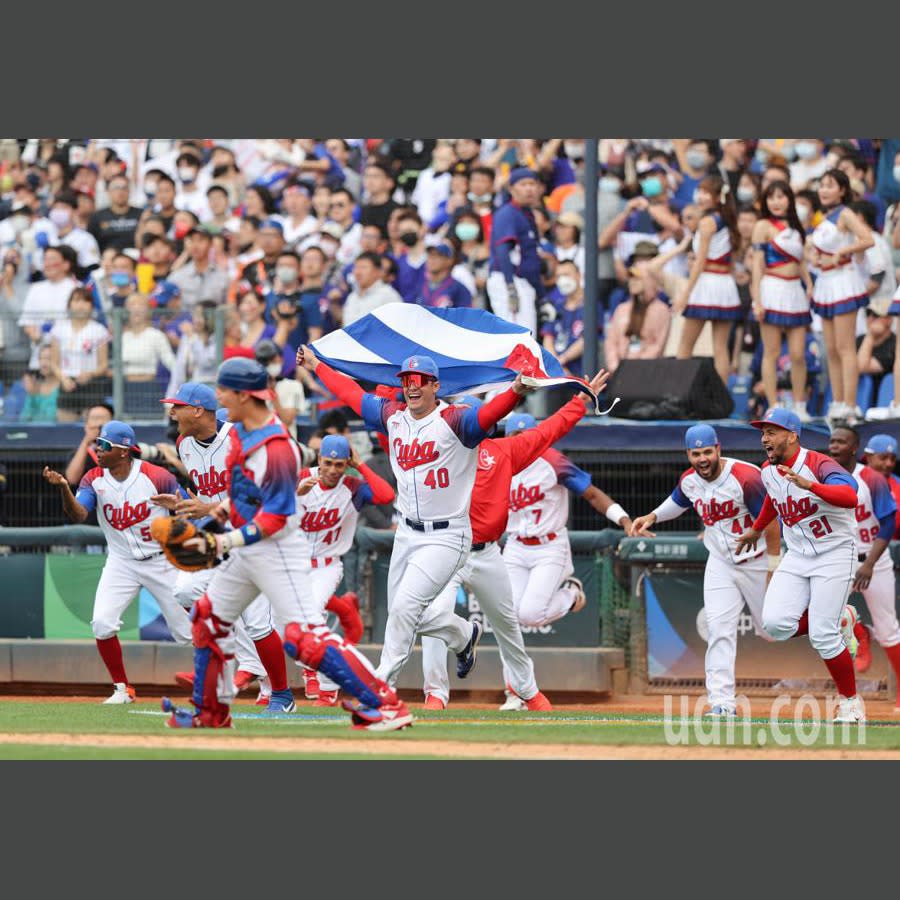 2023世界棒球經典賽中華隊與古巴之戰，中華隊全場打線遭到封鎖，最終古巴以7：1擊敗中華隊，賽後古巴球員拿著國旗衝進場內慶祝。 記者余承翰／攝影