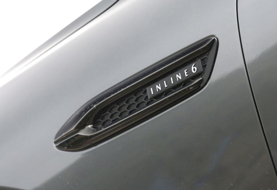 車側前葉子板上鑲嵌有彰顯直列六缸身份的「Inline 6」銘牌。