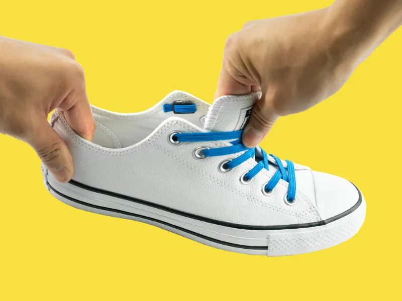 Nunca más tendrás que agacharte para atar los cordones de los zapatos gracias a este práctico invento de 12 dólares