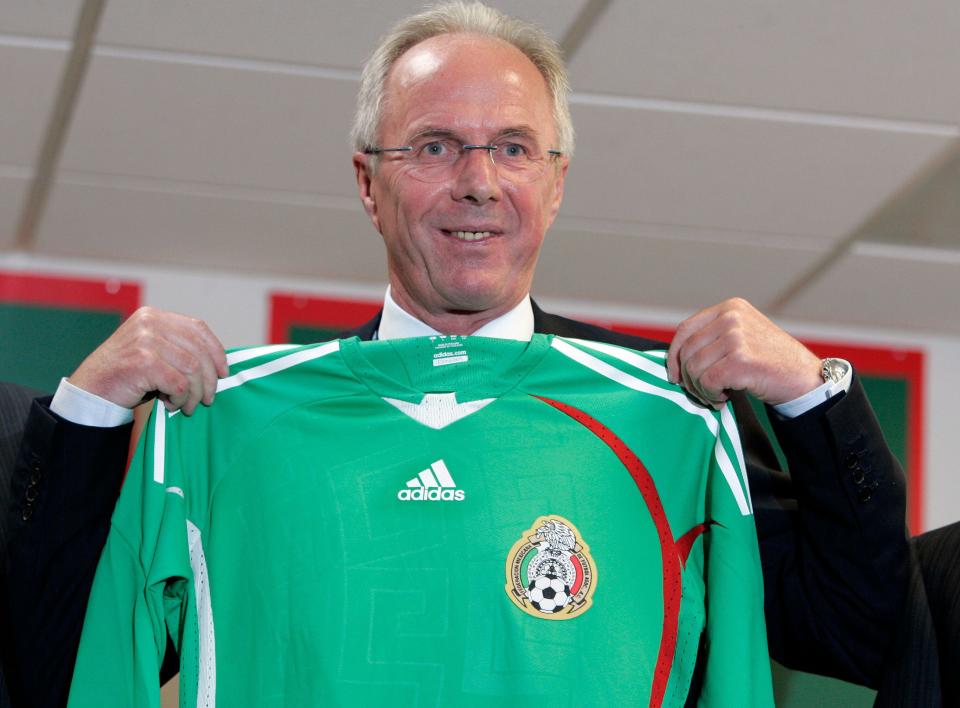 Sven-Goran Eriksson holds up a Mexican national soccer team jersey during a news conference in Mexico City, Tuesday, June 3, 2008. The former Manchester City manager was named head coach of Mexico's national soccer team. (AP Photo/Gregory Bull)