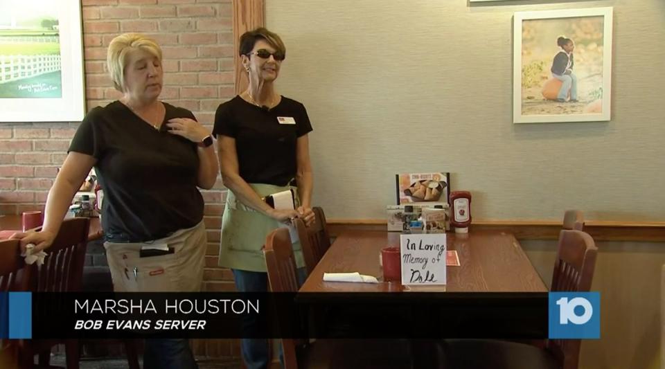 Two of Hanna's friends and servers at Bob Evans memorialized his table with a sign reading, "In Loving Memory of Dale." (Photo: Courtesy of WBNS)