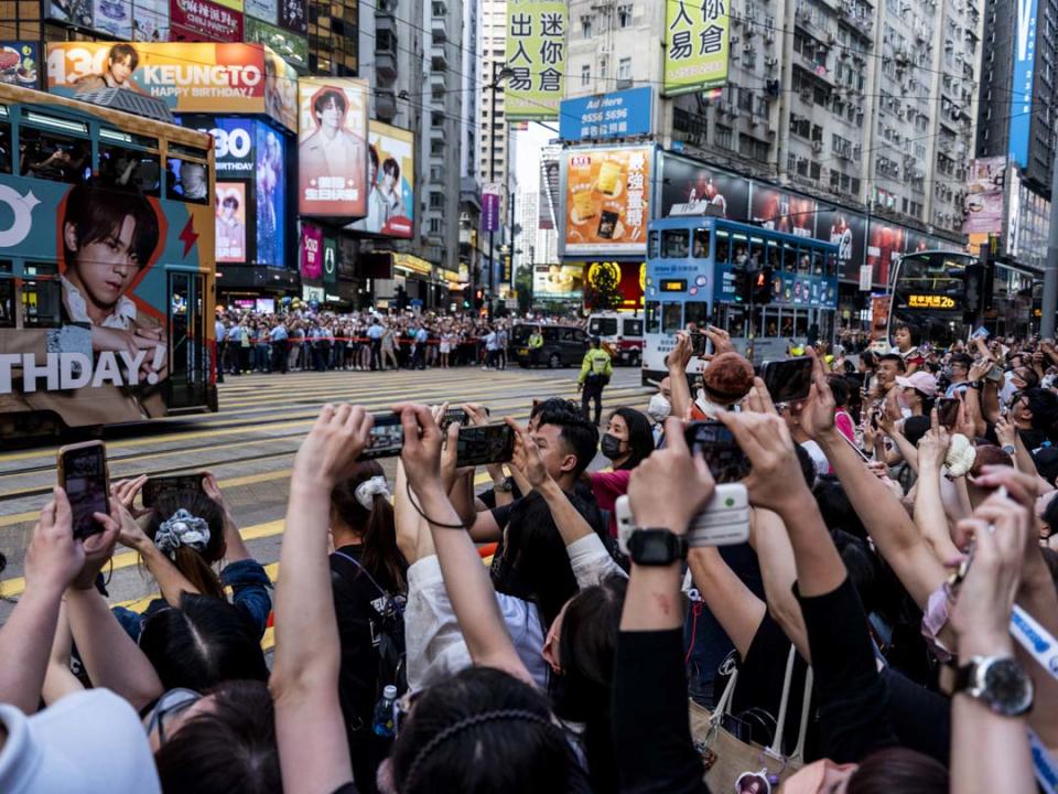 2023年4月30日，香港樂團Mirror的姜濤24歲生日，過萬名粉絲聚集在銅鑼灣的路旁，等待「姜濤號」電車。攝：林振東/端傳媒