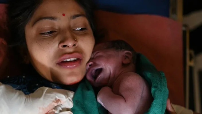 This photograph taken on April 24, 2023 shows a newly born daughter of Manu Bala after her delivery at a civil hospital in Dehra, in Kangra district of India&#39;s Himachal Pradesh state. -