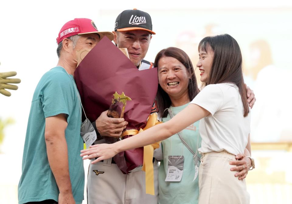 統一獅隊今（21日）賽前為許哲晏舉行生涯首轟慶祝頒獎儀式，家人驚喜現身讓他感動落淚。統一獅提供