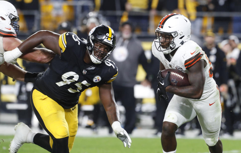 Sep 18, 2023; Pittsburgh, Pennsylvania, USA; Cleveland Browns running back <a class="link " href="https://sports.yahoo.com/nfl/players/34112" data-i13n="sec:content-canvas;subsec:anchor_text;elm:context_link" data-ylk="slk:Jerome Ford;sec:content-canvas;subsec:anchor_text;elm:context_link;itc:0">Jerome Ford</a> (34) carries the ball against Pittsburgh Steelers defensive tackle Keeanu Benton (95) during the fourth quarter at Acrisure Stadium. Pittsburgh won 26-22. Mandatory Credit: Charles LeClaire-USA TODAY Sports