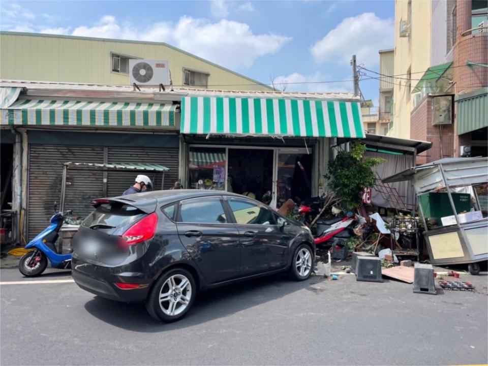 裴姓男子廿五日行經永康市場，轉彎時不慎擦撞對向停放機車，後連撞兩攤車撞進花店。 (讀者提供)