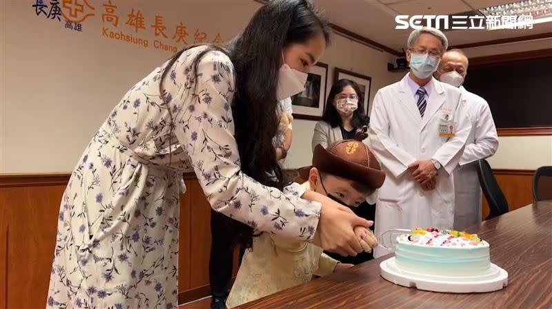 2022年來台經過兩次的手術，巴特奧奇爾終於有分開的指頭了，他非常開心，還和媽媽一起切生日蛋糕。（圖／資料照）