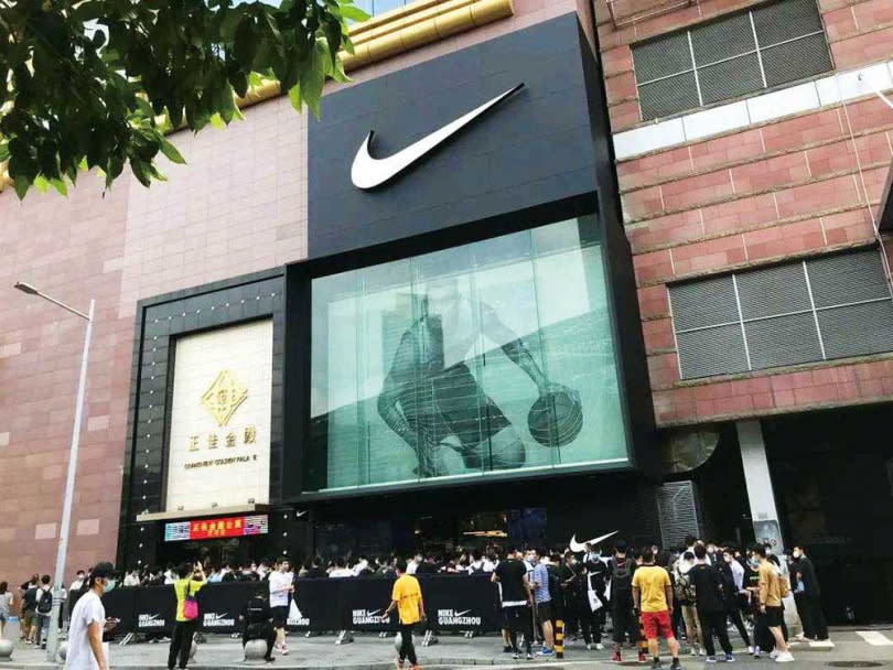 美股400家股息、股價連續成長30年的公司中，以運動用品大廠NIKE拔得頭籌。圖為去年大陸民眾排隊買NIKE新品。（圖／翻攝自591資訊）