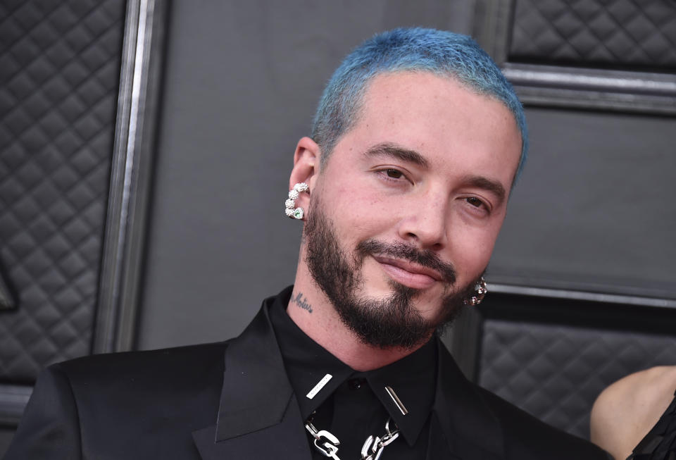 J Balvin llega a la 64ta entrega anual de los premios Grammy, el domingo 3 de abril de 2022 en Las Vegas. (Foto por Jordan Strauss/Invision/AP)