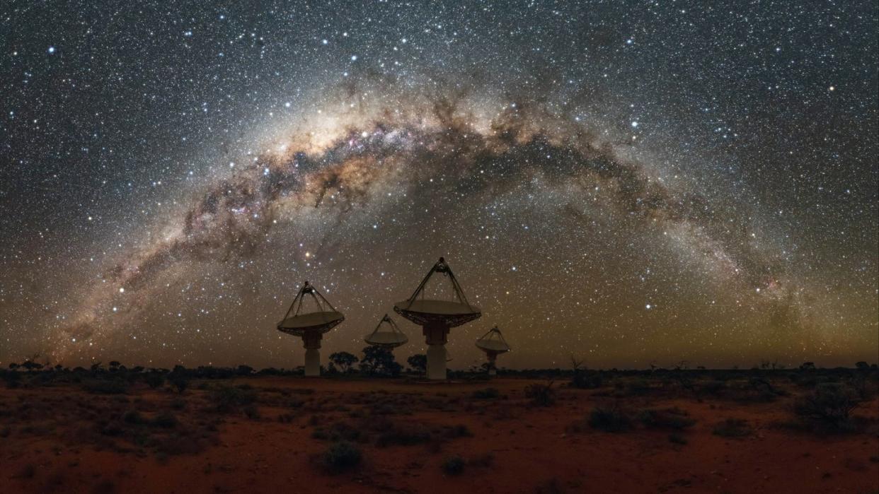 Das undatierte Foto zeigt die Milchstraße über dem ASKAP-Radioteleskop-Array im Murchison Radio-Astronomie-Observatorium. Foto: Alex Cherney/CSIRO