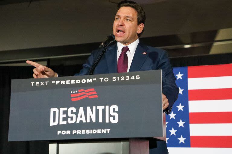 El gobernador de Florida y aspirante presidencial republicano, Ron DeSantis, habla en una fiesta de observación durante los caucus presidenciales republicanos de Iowa de 2024 en West Des Moines.