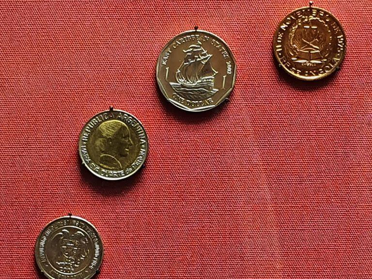 Una moneda de un peso con la efigie de Eva Perón es la única pieza de origen argentino expuesta en el Museo Británico