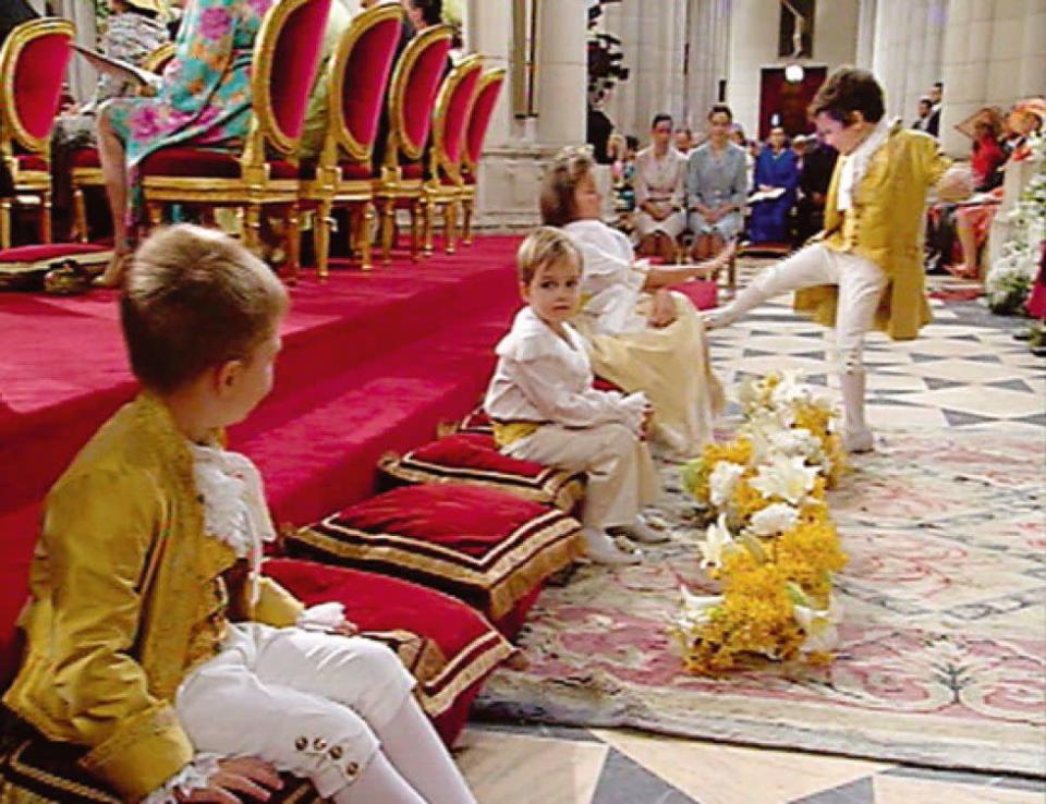 <p>Ocurrió durante la boda de los entonces príncipes de Asturias, Felipe y Letizia, el 22 de mayo de 2004. El pequeño, que en ese momento tenía seis años, propinó una patada a su prima, Victoria López Quesada.</p>