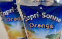 <p>Lange Zeit wurde Capri-Sun in Deutschland unter dem deutschen Namen Capri-Sonne verkauft. Mitte 2017 entschied man sich jedoch dazu, weltweit eine einheitliche Marke zu verwenden und änderte den Namen ins englische ab. Seitdem trinken 4,5 Prozent eben nicht mehr Capri-Sonne sondern Capri-Sun. (Foto: ddp) </p>