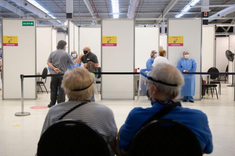 Los expertos le piden a las autoridades sanitarias que refuercen la comunicación respecto de la importancia de aplicarse la vacuna contra el coronavirus 