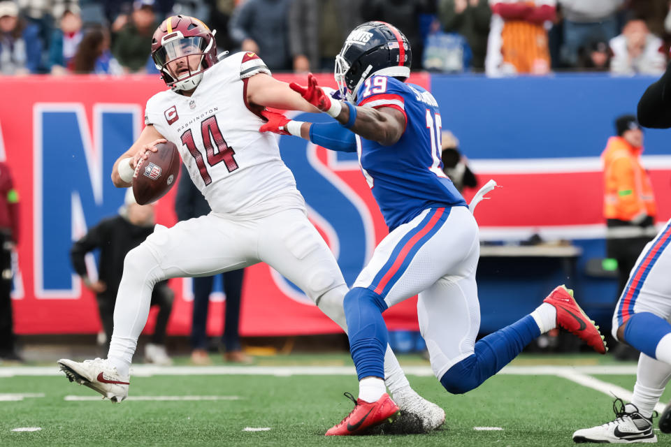 Washington Commanders quarterback Sam Howell (14) is pressured by New York Giants safety <a class="link " href="https://sports.yahoo.com/nfl/players/32678" data-i13n="sec:content-canvas;subsec:anchor_text;elm:context_link" data-ylk="slk:Isaiah Simmons;sec:content-canvas;subsec:anchor_text;elm:context_link;itc:0">Isaiah Simmons</a> (19). Mandatory Credit: Vincent Carchietta-USA TODAY Sports