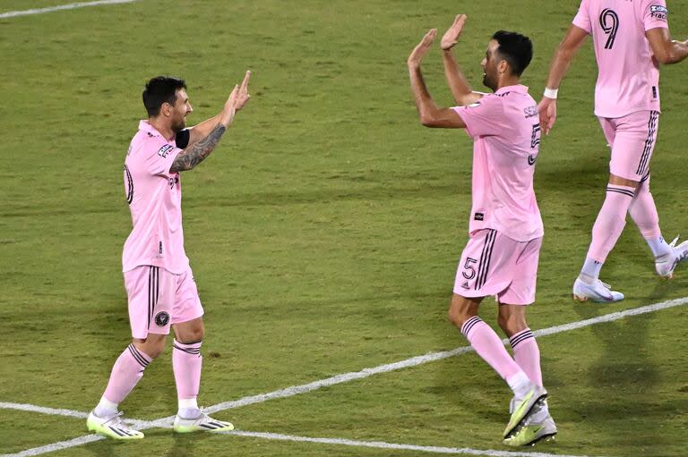 Lionel Messi y Sergio Busquets, dos amigos desde la época de Barcelona que tienen en Inter Miami los mejores sueldos de la MLS.