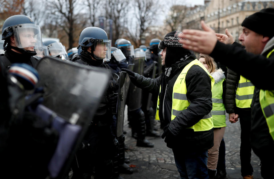 Antigovernment protesters clash with police in Paris