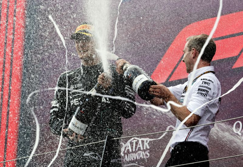 El piloto de la escudería Mercedes George Russell celebra en el podio tras ganar el Gran Premio de Austria de Fórmula 1, en el circuito Red Bull Ring, Spielberg, Austria