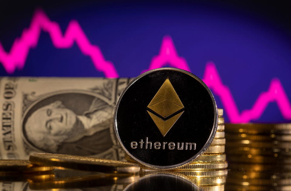 Predstava kriptovalute Ethereum je prikazana pred borznim grafom in ameriškim dolarjem na tej ilustraciji, posneti 24. januarja 2022. REUTERS/Dado Ruvic/Ilustracija