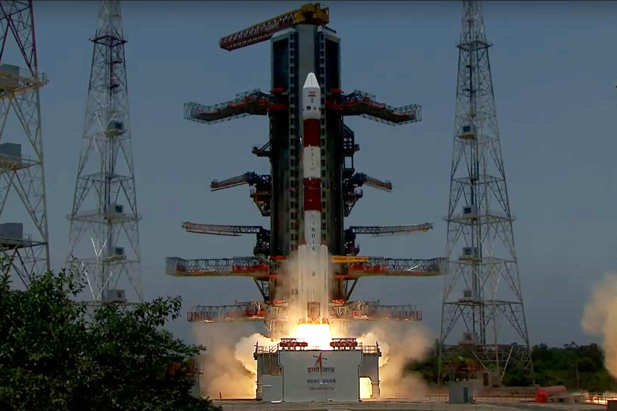 Le vaisseau spatial Aditya-L1 décollant du centre spatial Satish Dhawan à Sriharikota, pour un voyage de quatre mois en direction du Soleil. 