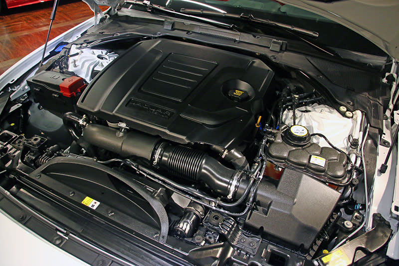 20年式全新改款導入2.0L Ingenium四缸渦輪增壓汽油引擎300ps與250ps兩款高效能動力選項。