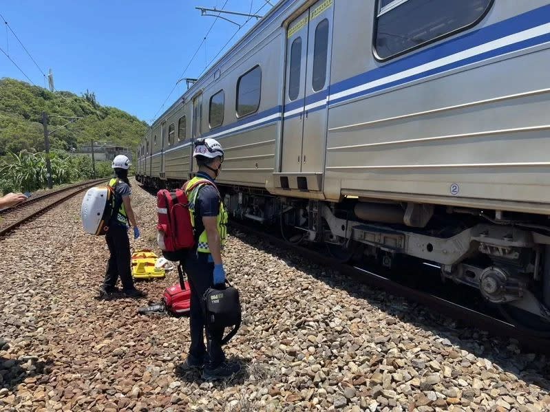 台鐵2524次列車行經談文站發生行車事故，一名行人遭撞擊，當場死亡。讀者提供