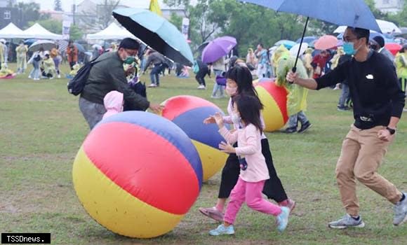 苗栗縣政府舉辦頭份竹南地區親子運動嘉年華增進親子關係培養運動習慣，吸引了四千多名親子冒雨一起玩親子互動及闖關遊戲，充滿了歡樂。（記者江乾松攝）