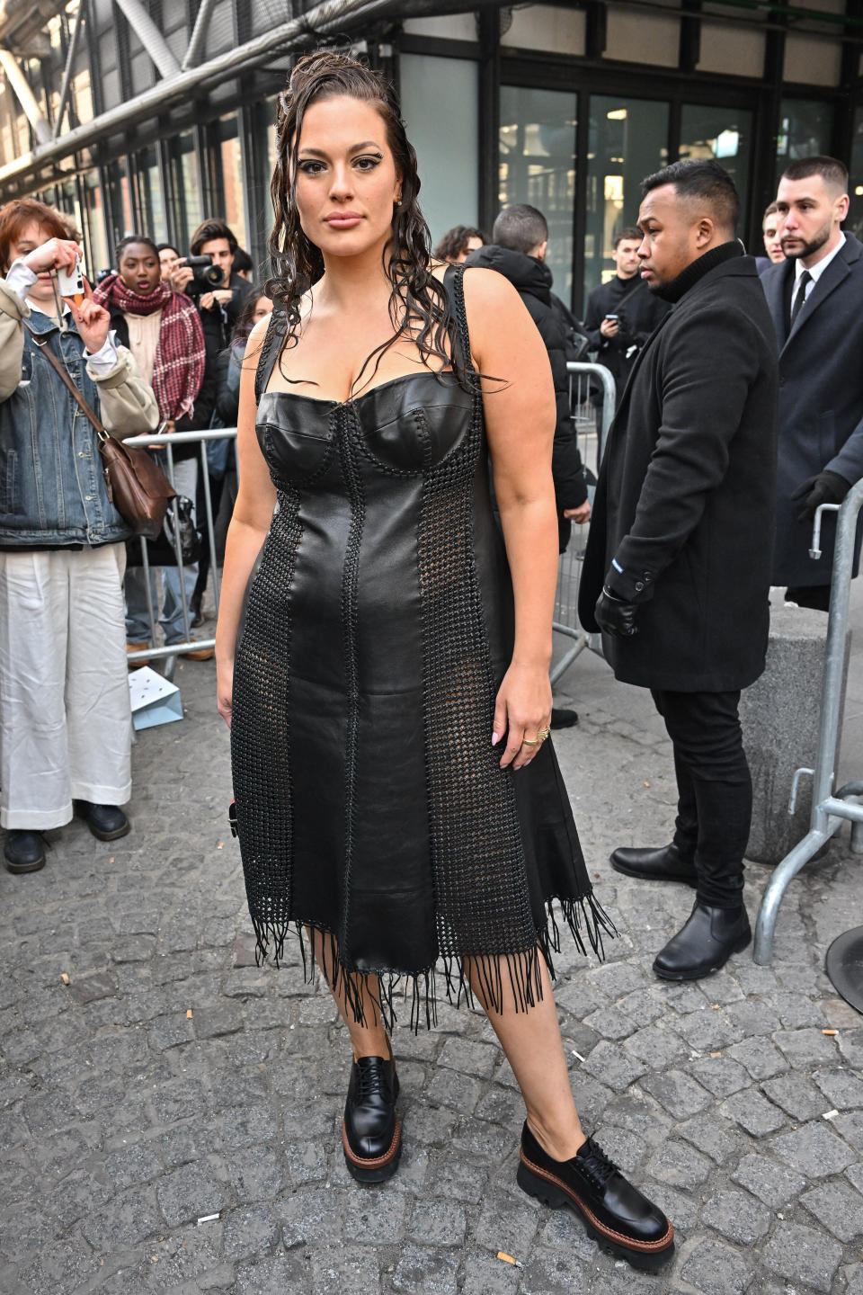 Ashley Graham im Lederdress bei der Fashionshow von Chloé. (Foto: ddp images/Julien Reynaud)