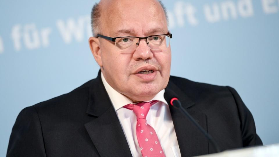 Nach einer neuen Prognose wird das Bruttoinlandsprodukt in Deutschland in diesem Jahr um 5,8 Prozent sinken, wie Bundeswirtschaftsminister Peter Altmaier (CDU) mitteilt.