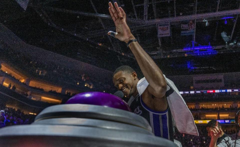 Sacramento Kings guard De’Aaron Fox (5) lights the beam after his team’s victory during an NBA game against the Utah Jazz on Sunday, March 31, 2024 at Golden 1 Center.
