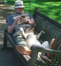 Esta divertida fotografía se tomó en un parque de Londres. A lo mejor el perro se llamaba Chopin. (Foto: Reddit / <a href="https://old.reddit.com/r/funny/comments/8hy8pg/this_guy_chillin_with_his_dog_in_london/" rel="nofollow noopener" target="_blank" data-ylk="slk:Guygan;elm:context_link;itc:0;sec:content-canvas" class="link ">Guygan</a>)