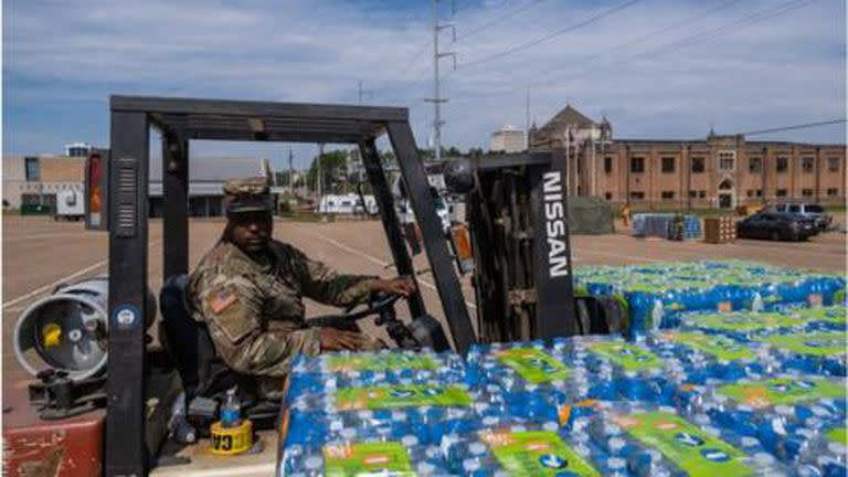 El ejército de EE.UU. entregó más de un millón de botellas de agua a miles de familias en Jackson.