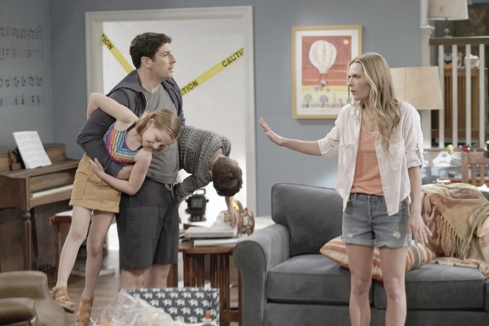 This image provided by Fox Broadcasting Co. on Monday, May 13, 2019, shows, from left, Oakley Bull, Jason Biggs, Jack Stanton and Maggie Lawson in a scene from the network’s upcoming comedy “Outmatched.” The show is one of several new additions to Fox’s prime-time lineup and the network describes it as a sitcom in which Biggs and Lawson are a blue-collar couple raising four kids, three of whom are geniuses. (Michael Becker/FOX via AP)