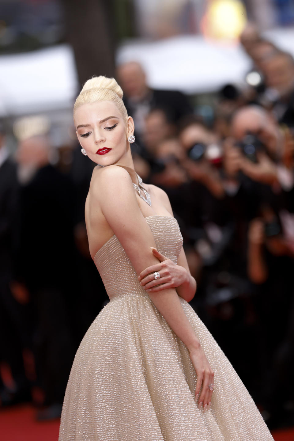 Anya Taylor-Joy posa a su llegada al estreno de la película 'Furiosa: A Mad Max Saga' en la 77a edición del Festival de Cine de Cannes en Francia el miércoles 15 de mayo de 2024. (Foto Scott Garfitt/Invision/AP)