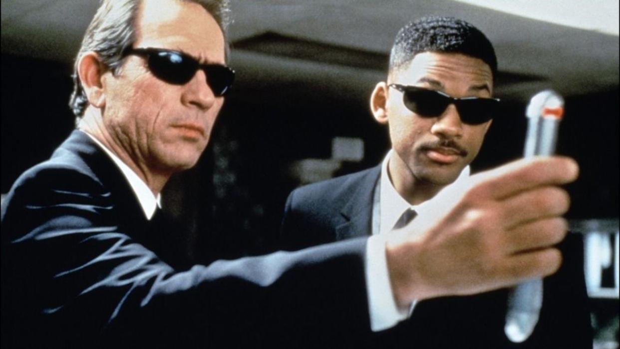  Tommy Lee Jones and Will Smith in Men In Black 