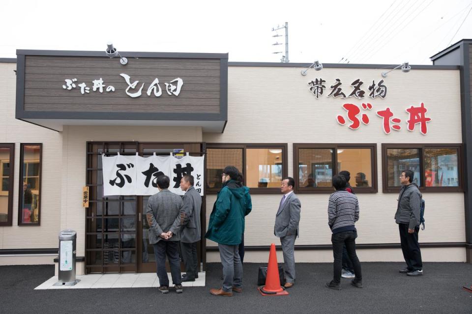 帶廣知名豬肉蓋飯餐廳「ぶた丼のとん田」，還未開門營業，已有不少人排隊等候入內用餐。