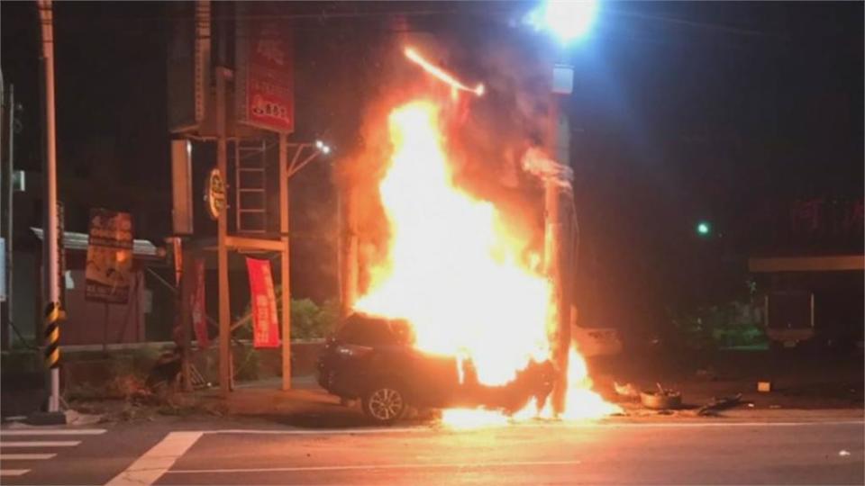 為了閃狗過馬路！轎車撞電桿燒成火球　駕駛跳車逃命