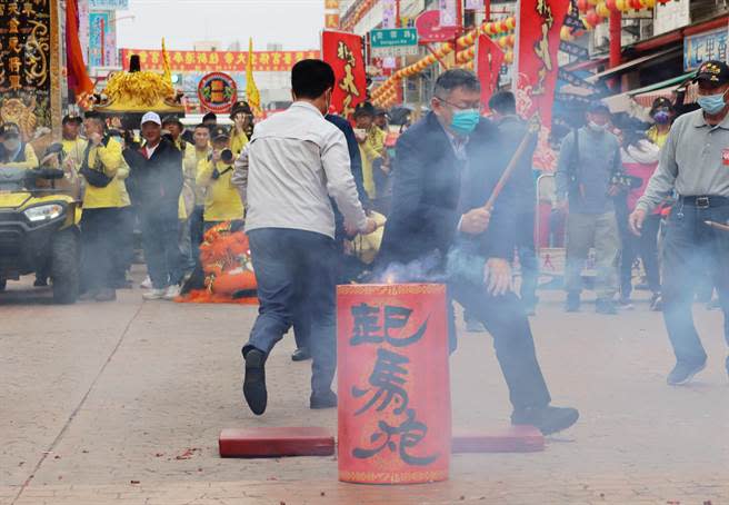 經翁章梁拍背提醒「快走」柯文哲才倉促起身，退後2、3秒起馬炮就爆開。（呂妍庭攝）