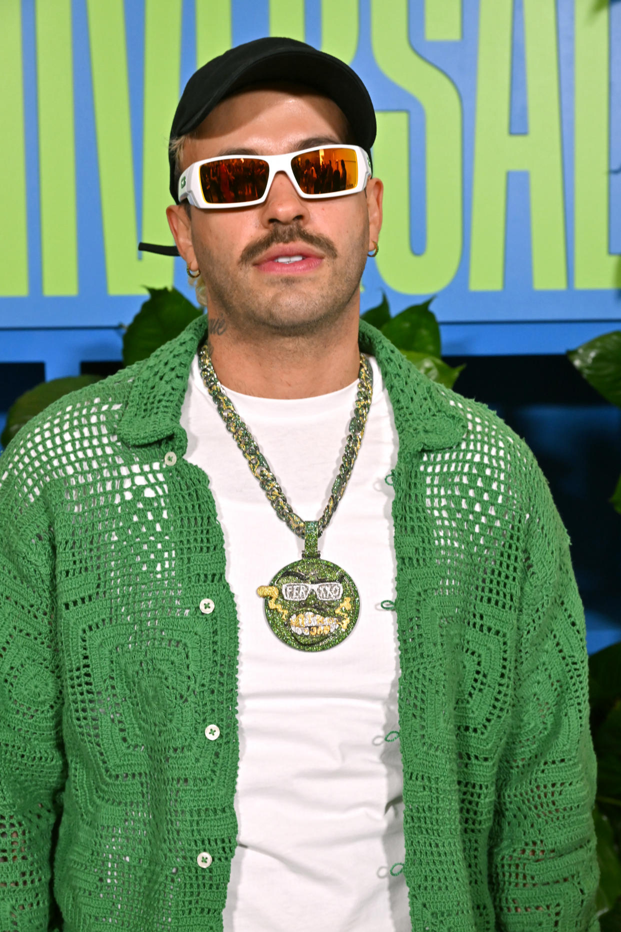 Feid con sus ya icónicos lentes y el color verde que le caracteriza (Lester Cohen/Getty Images for Universal Music Group)